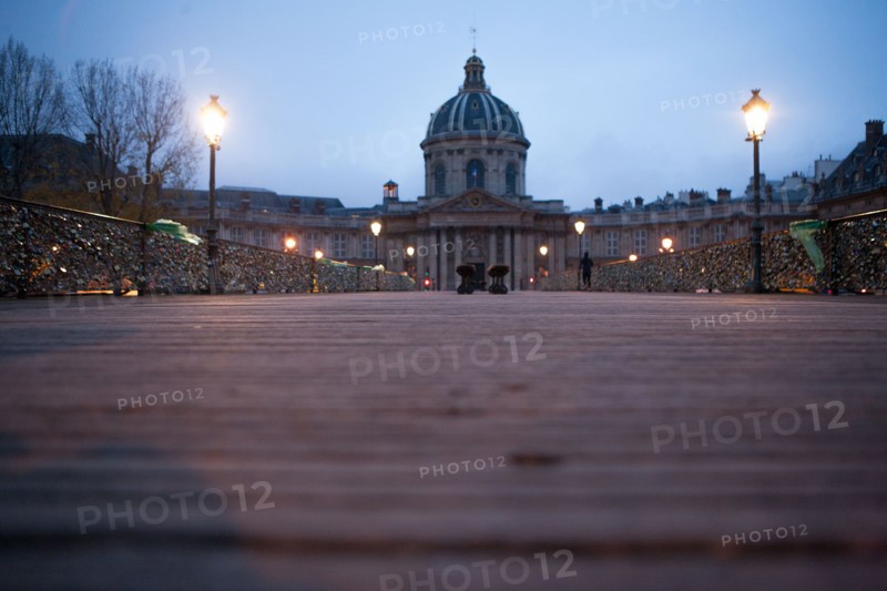 france, ile de france, paris, 6e arrondissement, pont des arts, entre quai de conti et musee du louvre, seine, nuit, cadenas, petit matin, institut de france, academie, coupole