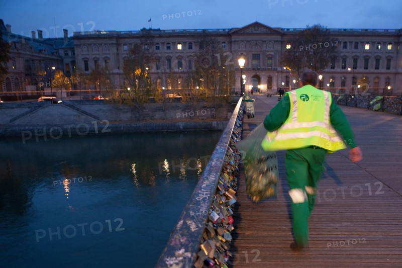 france, ile de france, paris, 6e arrondissement, pont des arts, entre quai de conti et musee du louvre, seine, nuit, cadenas, petit matin,