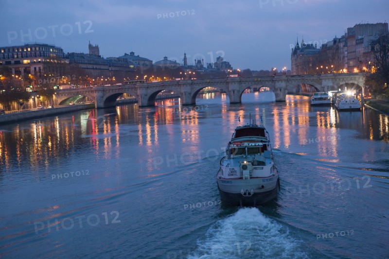 france, ile de france, paris, 6e arrondissement, pont des arts, entre quai de conti et musee du louvre, seine, nuit, cadenas, petit matin,
