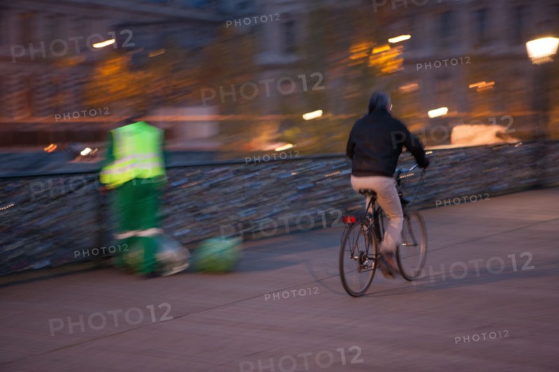 france, ile de france, paris, 6e arrondissement, pont des arts, entre quai de conti et musee du louvre, seine, nuit, cadenas, petit matin,