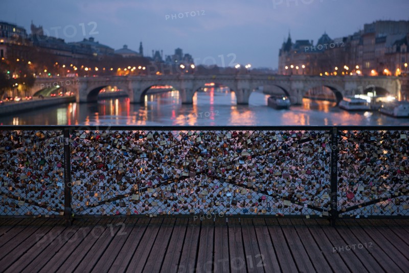 france, ile de france, paris, 6e arrondissement, pont des arts, entre quai de conti et musee du louvre, seine, nuit, cadenas, petit matin,
