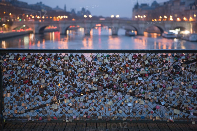 france, ile de france, paris, 6e arrondissement, pont des arts, entre quai de conti et musee du louvre, seine, nuit, cadenas, petit matin,