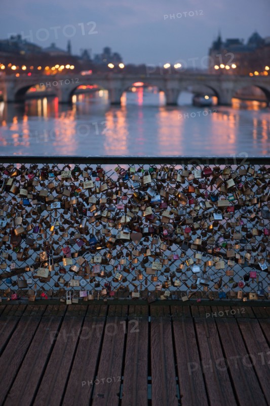 france, ile de france, paris, 6e arrondissement, pont des arts, entre quai de conti et musee du louvre, seine, nuit, cadenas, petit matin,