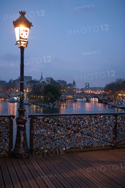 france, ile de france, paris, 6e arrondissement, pont des arts, entre quai de conti et musee du louvre, seine, nuit, cadenas, petit matin,