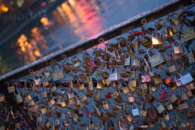 france, ile de france, paris, 6e arrondissement, pont des arts, entre quai de conti et musee du louvre, seine, nuit, cadenas, petit matin,