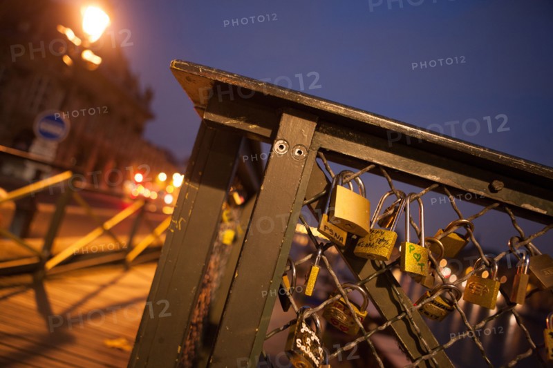 france, ile de france, paris, 6e arrondissement, pont des arts, entre quai de conti et musee du louvre, seine, nuit, cadenas, petit matin,