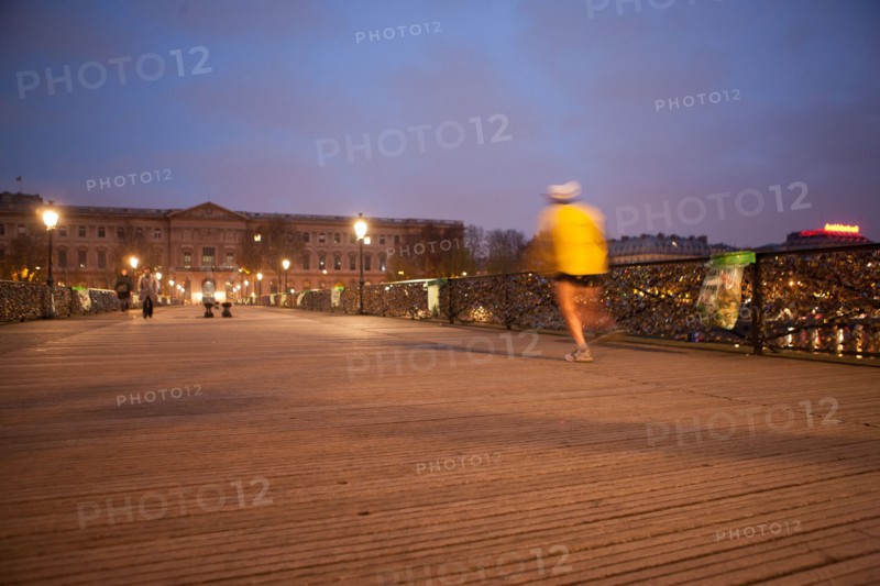 france, ile de france, paris, 6e arrondissement, pont des arts, entre quai de conti et musee du louvre, seine, nuit, cadenas, petit matin,