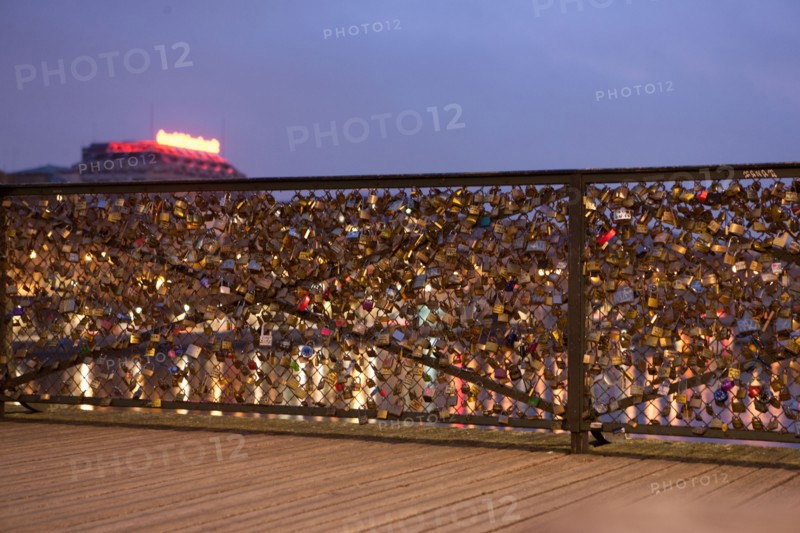 france, ile de france, paris, 6e arrondissement, pont des arts, entre quai de conti et musee du louvre, seine, nuit, cadenas, petit matin,
