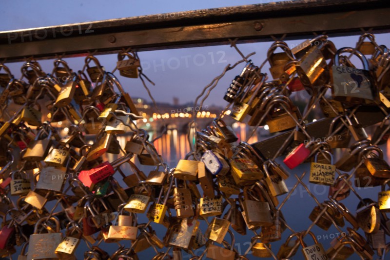 france, ile de france, paris, 6e arrondissement, pont des arts, entre quai de conti et musee du louvre, seine, nuit, cadenas, petit matin,