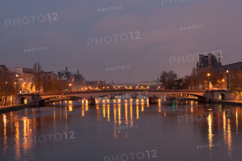 france, ile de france, paris, 6e arrondissement, pont des arts, entre quai de conti et musee du louvre, seine, nuit, cadenas, petit matin,