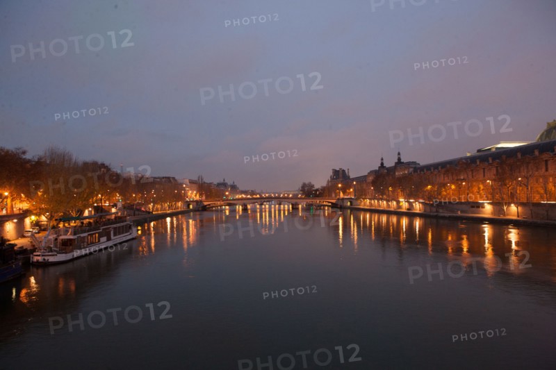 france, ile de france, paris, 6e arrondissement, pont des arts, entre quai de conti et musee du louvre, seine, nuit, cadenas, petit matin,