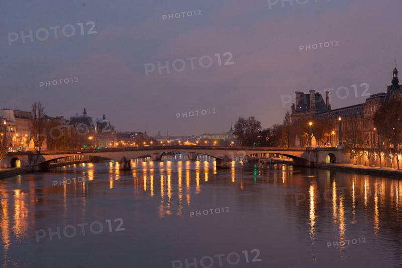 france, ile de france, paris, 6e arrondissement, pont des arts, entre quai de conti et musee du louvre, seine, nuit, cadenas, petit matin,