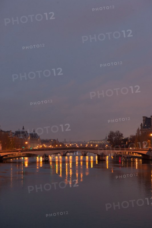 france, ile de france, paris, 6e arrondissement, pont des arts, entre quai de conti et musee du louvre, seine, nuit, cadenas, petit matin,