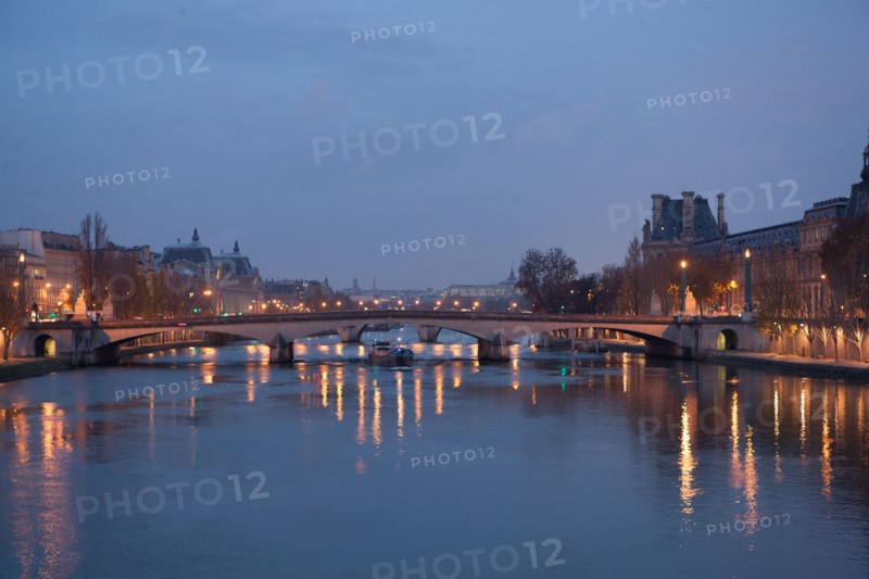 france, ile de france, paris, 6e arrondissement, pont des arts, entre quai de conti et musee du louvre, seine, nuit, cadenas, petit matin,