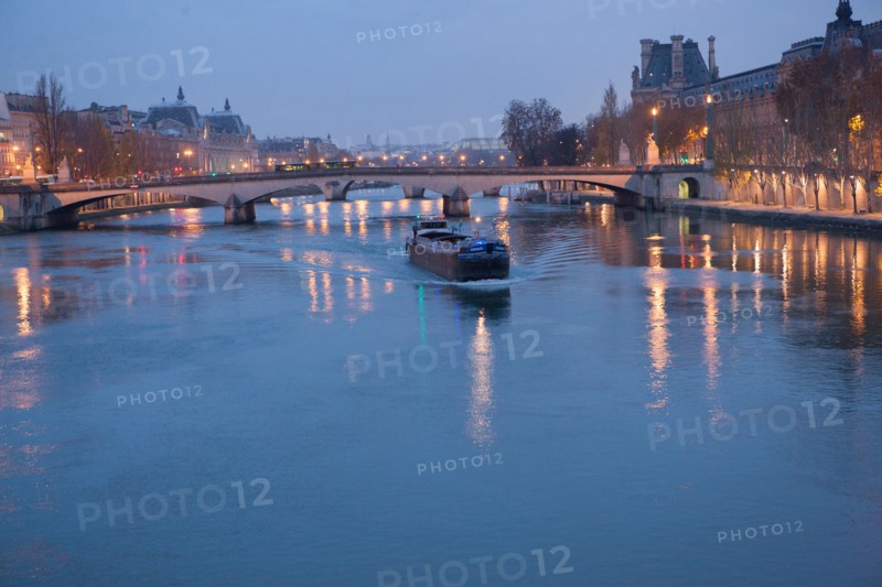 france, ile de france, paris, 6e arrondissement, pont des arts, entre quai de conti et musee du louvre, seine, nuit, cadenas, petit matin,