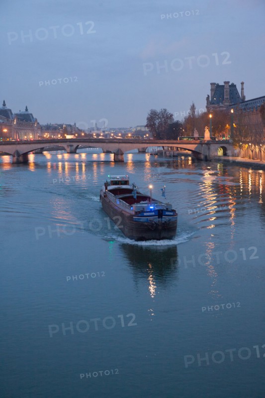france, ile de france, paris, 6e arrondissement, pont des arts, entre quai de conti et musee du louvre, seine, nuit, cadenas, petit matin,