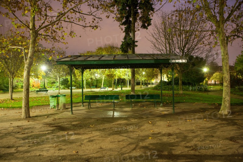 france, region ile de france, paris 7e arrondissement, champ de mars, allee de nuit, petit matin, kiosque, banc,