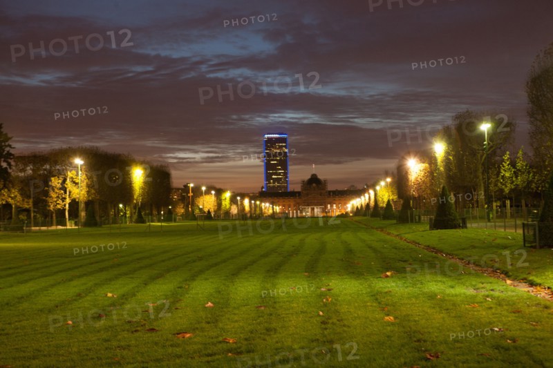 france, region ile de france, paris 7e arrondissement, champ de mars, allee de nuit, petit matin, kiosque, banc,