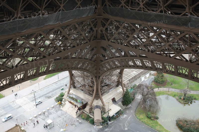 France, ile de france, paris 7e arrondissement, tour eiffel, interieur du monument concu par gustave eiffel, depuis le premier etage, panorama, pilier sud,