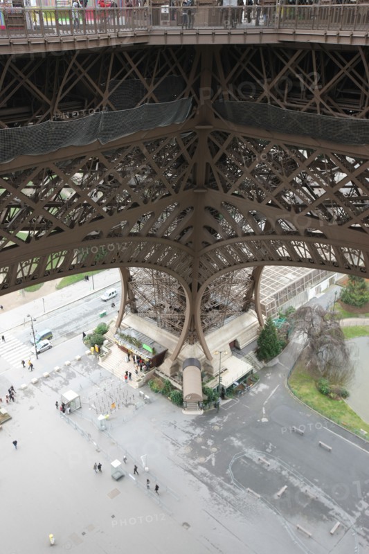 France, ile de france, paris 7e arrondissement, tour eiffel, interieur du monument concu par gustave eiffel, depuis le premier etage, panorama, pilier sud,