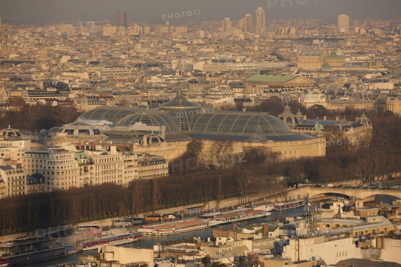 France, ile de france, paris 7e arrondissement, tour eiffel, vue depuis le 2e etage, vers le grand palais, toits,