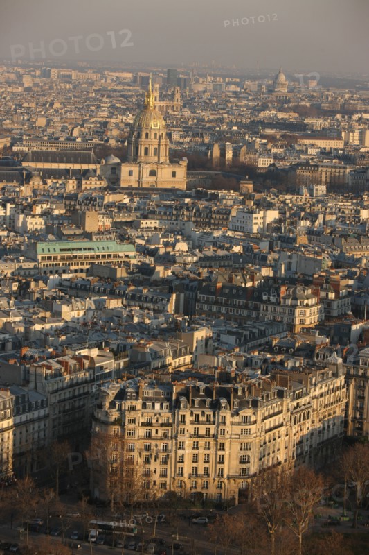 France, ile de france, paris 7e arrondissement, tour eiffel, vue depuis le 2e etage, vers les invalides, toits,