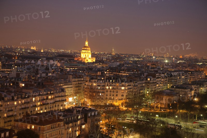 France, ile de france, paris 7e arrondissement, tour eiffel, vue depuis le 2e etage, vers les invalides, toits, nuit,