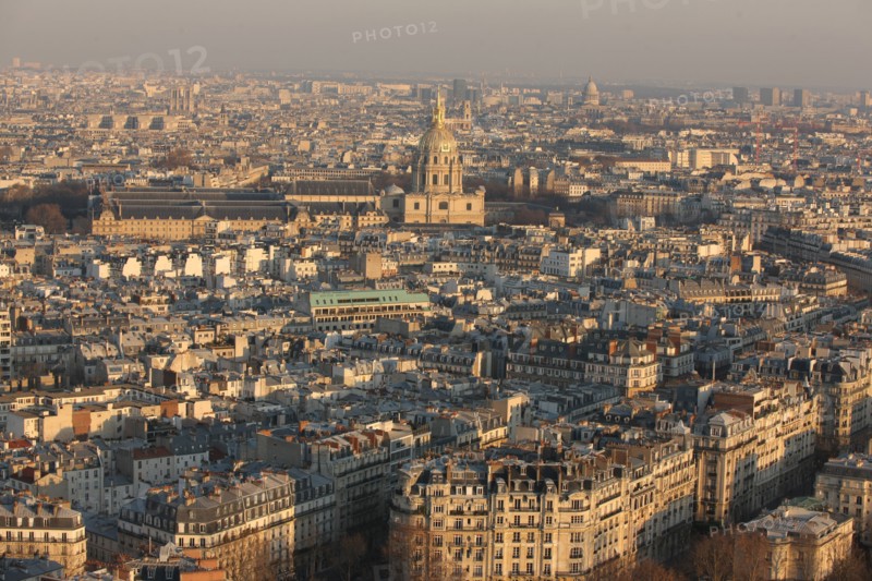 France, ile de france, paris 7e arrondissement, tour eiffel, vue depuis le 2e etage, vers les invalides, toits,