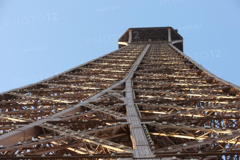 France, ile de france, paris 7e arrondissement, tour eiffel, vue depuis le 2e etage, vers le sommet, metal et rivets,