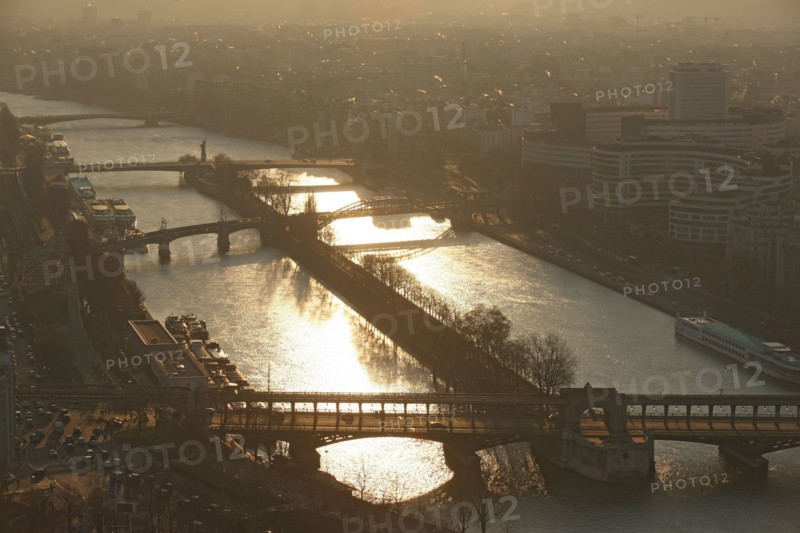 France, ile de france, paris 7e arrondissement, tour eiffel, vue depuis le 2e etage, vers l'ouest, seine, pont de bir hakeim,