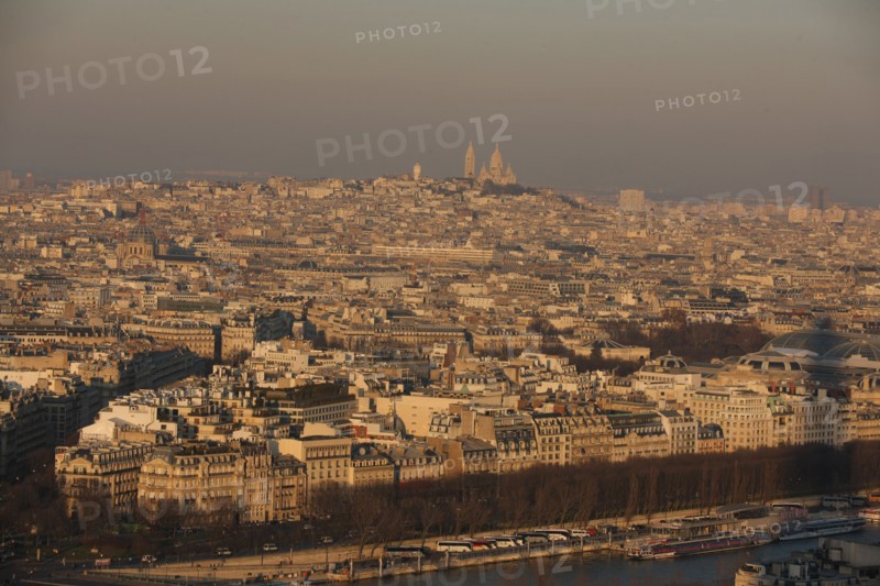 France, ile de france, paris 7e arrondissement, tour eiffel, vue depuis le 2e etage, vers le nord, sacre coeur, ombre portee de la tour,
