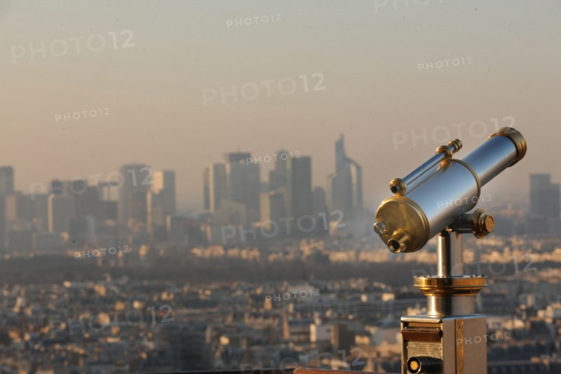 France, ile de france, paris 7e arrondissement, tour eiffel, vue depuis le 2e etage, vers la defense,  longue-vue,