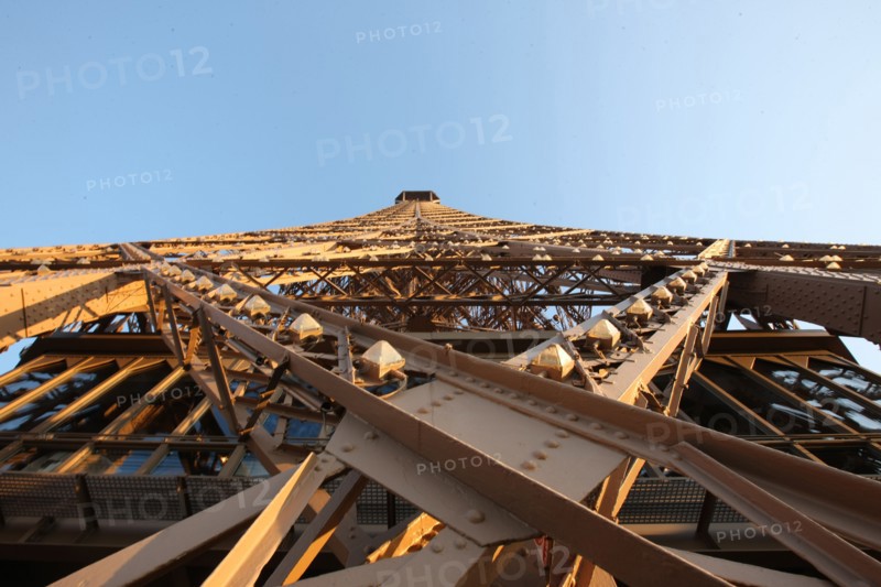 France, ile de france, paris 7e arrondissement, tour eiffel, vue depuis le 2e etage, vers le sommet, metal et rivets,