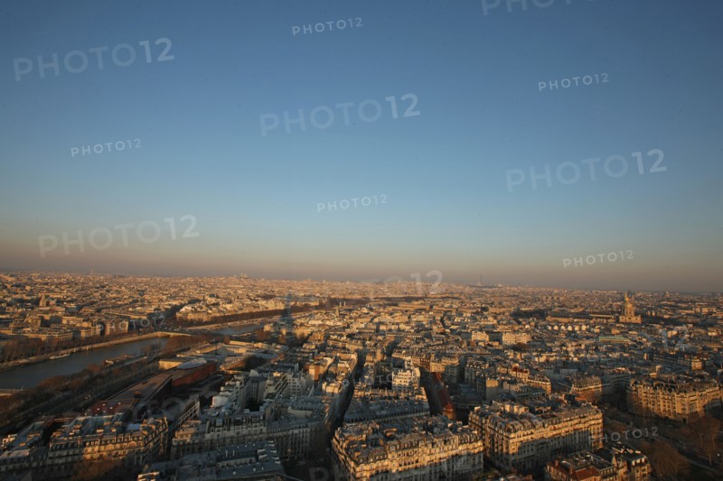 France, ile de france, paris 7e arrondissement, tour eiffel, vue depuis le 2e etage, vers la seine, concorde, musee du quai branly, ombre projetee de la tour,