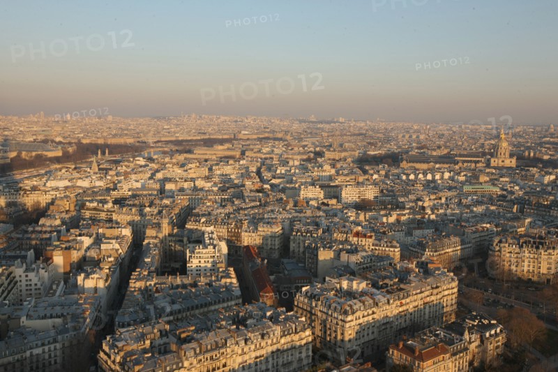 France, ile de france, paris 7e arrondissement, tour eiffel, vue depuis le 2e etage, vers les invalides, toits,