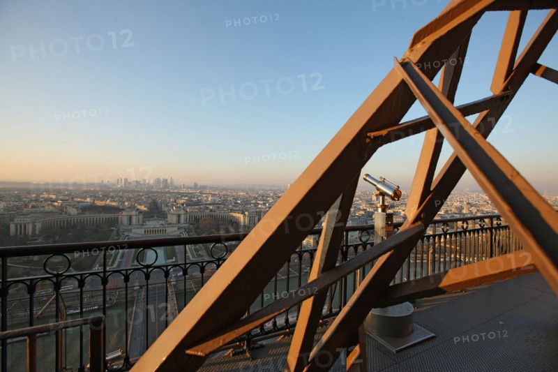 France, ile de france, paris 7e arrondissement, tour eiffel, vue depuis le 2e etage, vers la defense, toits, longues-vues,