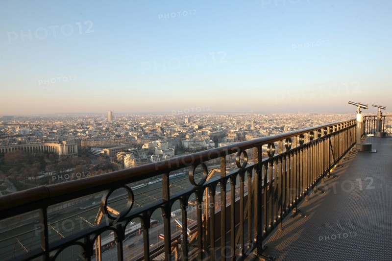 France, ile de france, paris 7e arrondissement, tour eiffel, vue depuis le 2e etage, vers les invalides, toits, longues_vues,