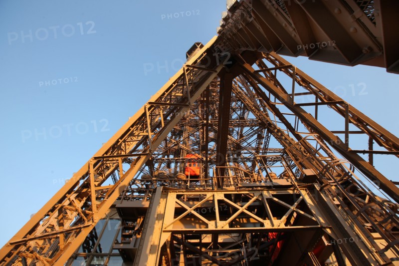 France, ile de france, paris 7e arrondissement, tour eiffel, vue depuis le 2e etage, vers le sommet, metal et rivets,