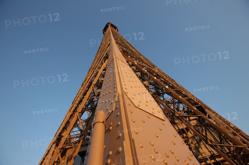 France, ile de france, paris 7e arrondissement, tour eiffel, vue depuis le 2e etage, vers le sommet, metal et rivets,