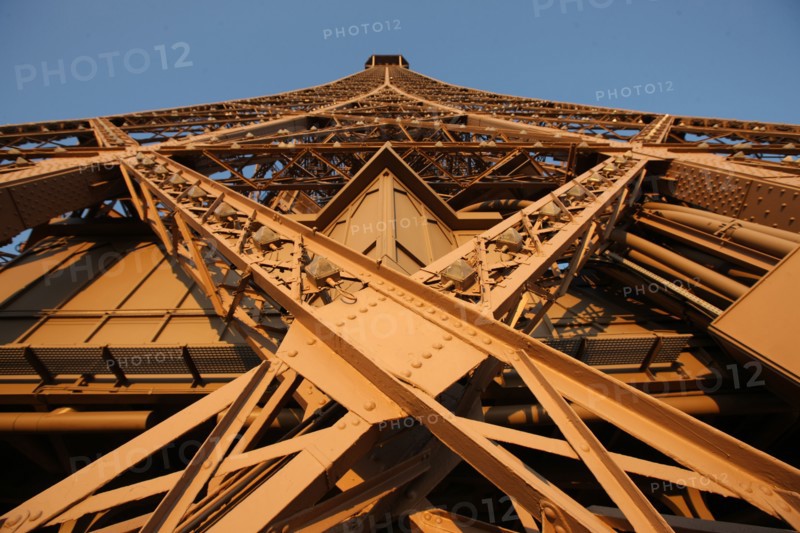 France, ile de france, paris 7e arrondissement, tour eiffel, vue depuis le 2e etage, vers le sommet, metal et rivets,
