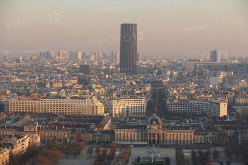 France, ile de france, paris 7e arrondissement, tour eiffel, vue depuis le 2e etage, vers le champ de mars et l'ecole militaire,