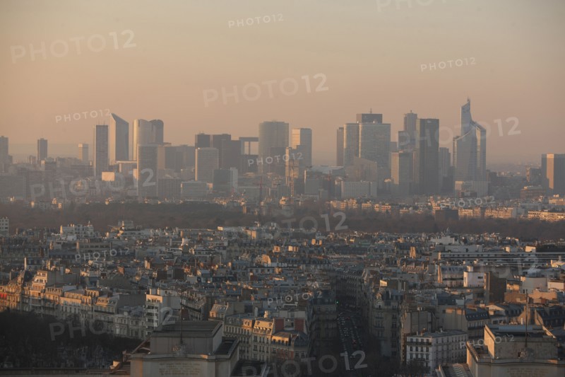 France, ile de france, paris 7e arrondissement, tour eiffel, vue depuis le 2e etage, vers la defense, soleil couchant,