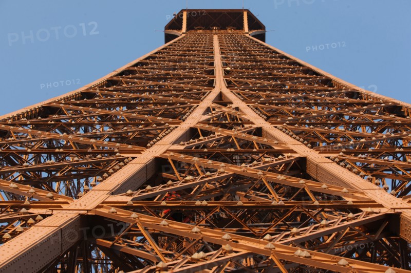 France, ile de france, paris 7e arrondissement, tour eiffel, vue depuis le 2e etage, vers le sommet, metal et rivets,