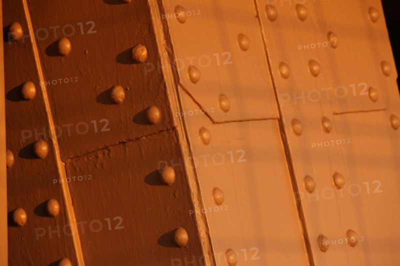 France, ile de france, paris 7e arrondissement, tour eiffel, vue depuis le 2e etage, detail pilier, metal et rivets,