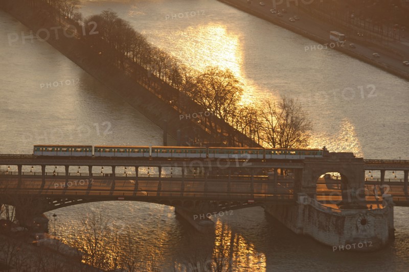 France, ile de france, paris 7e arrondissement, tour eiffel, vue depuis le 2e etage, seine, pont de bir hakeim, metro aerien,