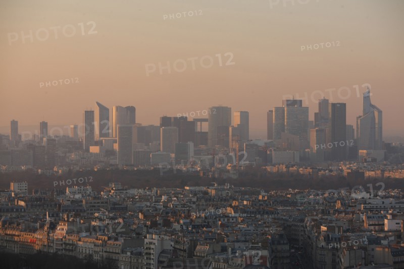 France, ile de france, paris 7e arrondissement, tour eiffel, vue depuis le 2e etage, vers la defense, toits,