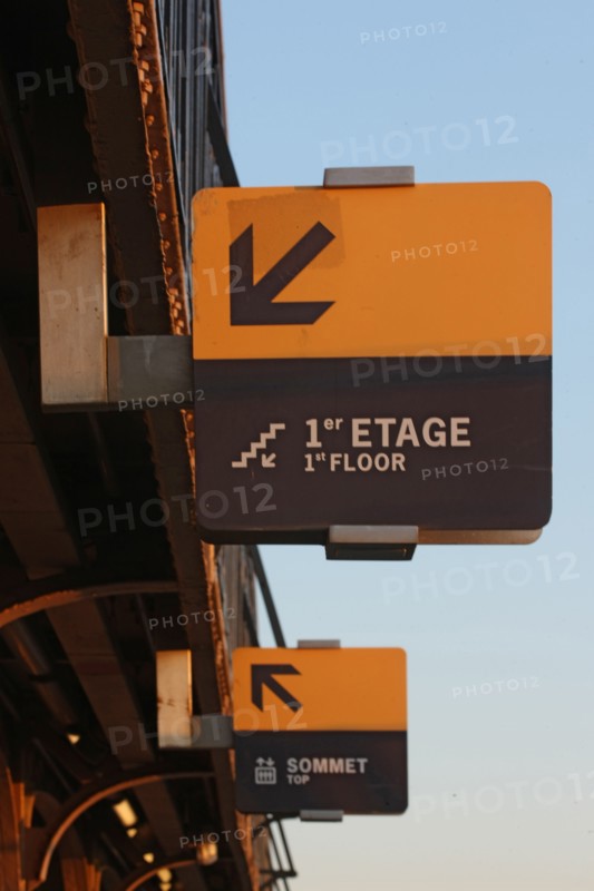 France, ile de france, paris 7e arrondissement, tour eiffel, vue depuis le 2e etage, escaliers et ascenseur,