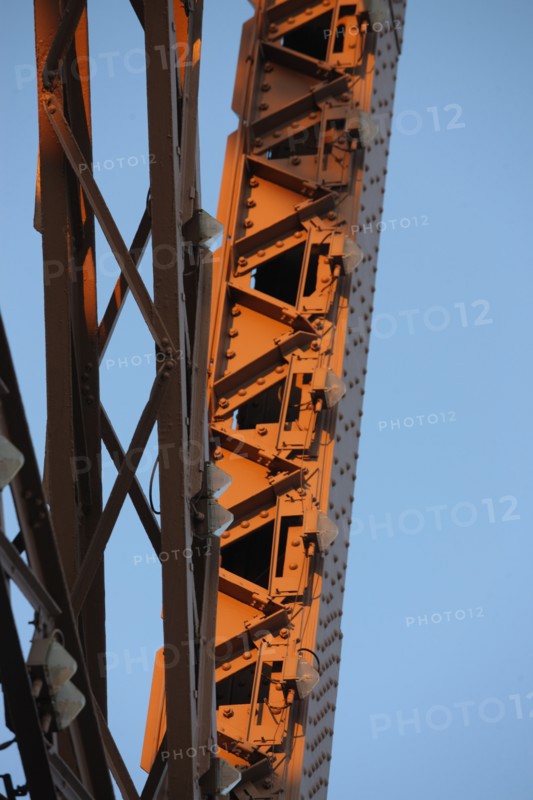 France, ile de france, paris 7e arrondissement, tour eiffel, vue depuis le 2e etage, detail pilier, metal et rivets,