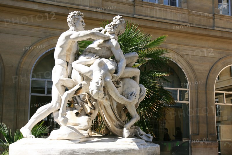 Sculpture "Le combat du centaure", cour de la mairie du 6e arrondissement de Paris