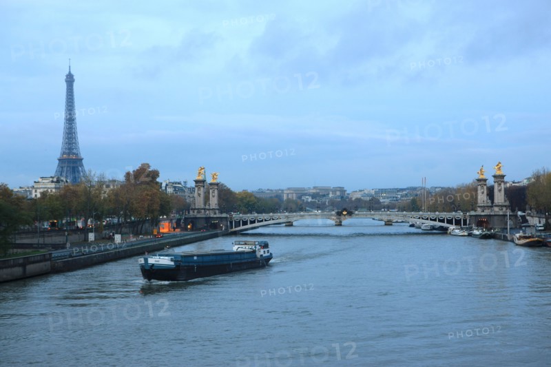 france, region ile de france, paris 7e arrondissement, seine, peniche,  pont alexandre III, tunnel souterrain sous le pont, circulation, matin, fin de nuit, eclairage,  tour eiffel,